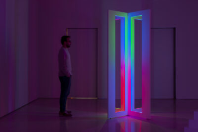 AI(M)-04, 2021 | 221 x 120 x 120 cm | LEDs, aluminium, acrylic, white lacquered wood