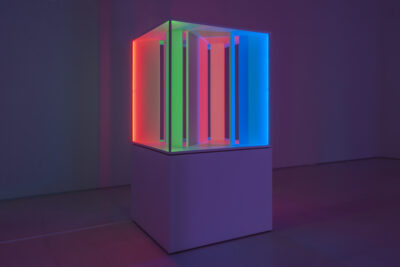 AI(M)-01, 2021 | 180 x 100 x 100 cm | LEDs, aluminium, acrylic, white lacquered wood